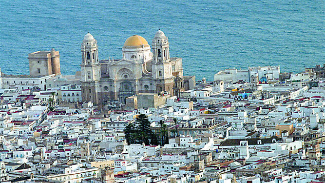 Vísta aérea de Cádiz capital, donde ha sido patente la contención de precios de los pisos en el último semestre.