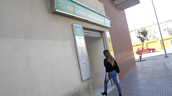 Una joven entra en una oficina del Servicio Andaluz de Empleo.