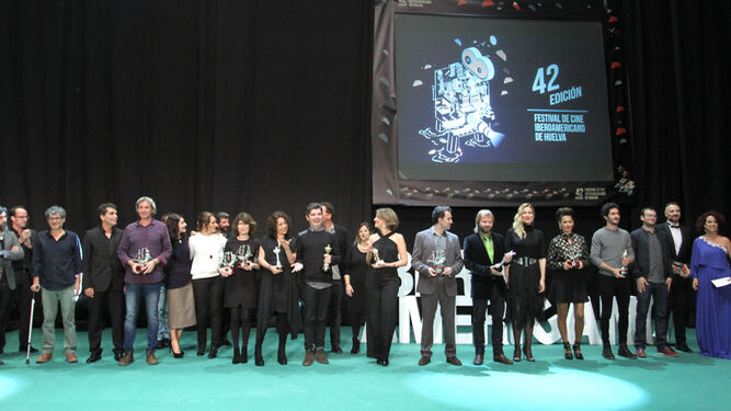 Foto de familia de los premiados de la 42 edición del Festival de Cine Iberoamericano de Huelva.