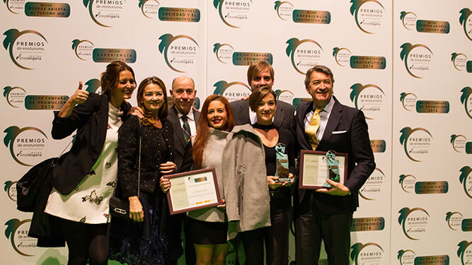 Propietarios y empleados de La Carboná posan con el premio junto al presidente de las Rutas del Vino y el Brandy de Jerez.