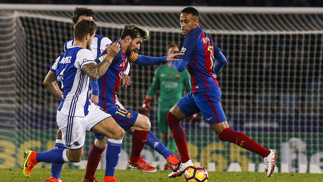 Lionel Messi trata de zafarse de la marca de Íñigo Martínez mientras Neymar se cruza por detrás.