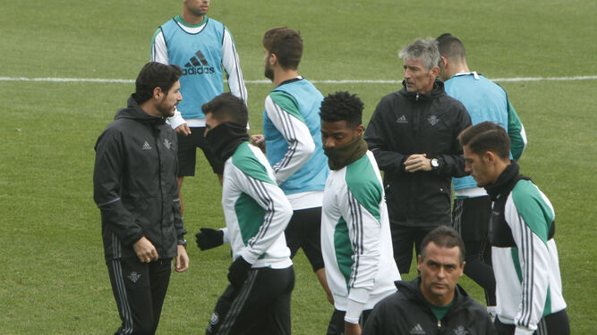La plantilla del Betis se ejercita a las órdenes de Víctor Sánchez en el entrenamiento previo al choque ante el Deportivo.