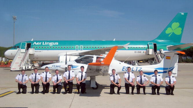 Cadetes de Aer Lingus formados en Flight Training Europe, en el aeropuerto.