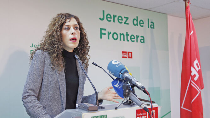 Miriam Alconchel durante su comparecencia ayer en la sede del PSOE.
