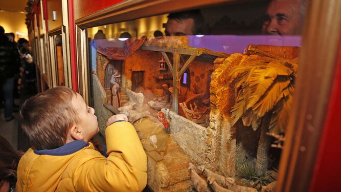 Un niño mira atento ayer uno de los dioramas expuestos en los Claustros de Santo Domingo.