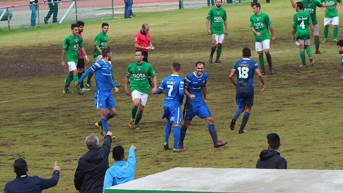 Tamayo celebra con rabia el 2-3 mientras Ramón y Adri Domínguez se las tienen tiesas.