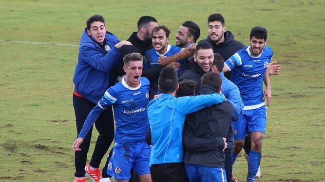 Los futbolistas del Xerez Deportivo FC hacen una piña para celebrar el 2-3 que les daba el triunfo, quinto de forma consecutiva.