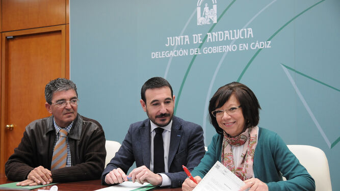 Manuel Herrera, Fernando López Gil y Carmen Collado, en la firma del convenio.