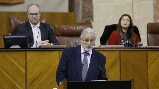 El Defensor del Menor, Jesús Maeztu, durante su intervención de ayer en el Parlamento.