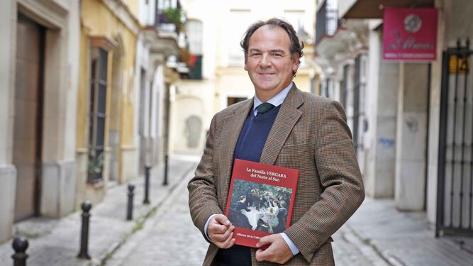 Alfonso de la Calle Vergara posa con su libro ayer tras la entrevista.