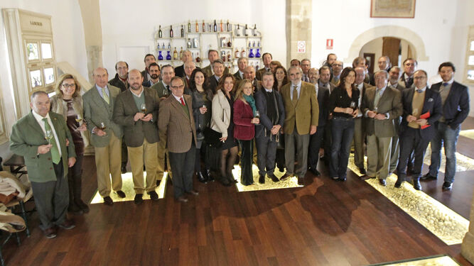 Bodegueros y responsables del sector del vino de Jerez, ayer durante la convivencia navideña tras la asamblea de Fedejerez en la viña El Majuelo.