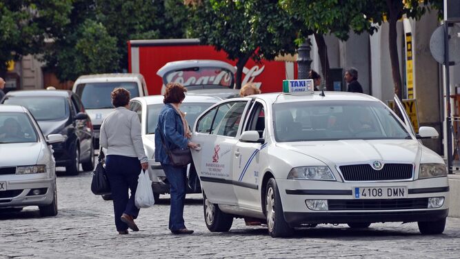 Un taxista, uno de los colectivos de autónomos más representativos, recoge clientes en la plaza Esteve.