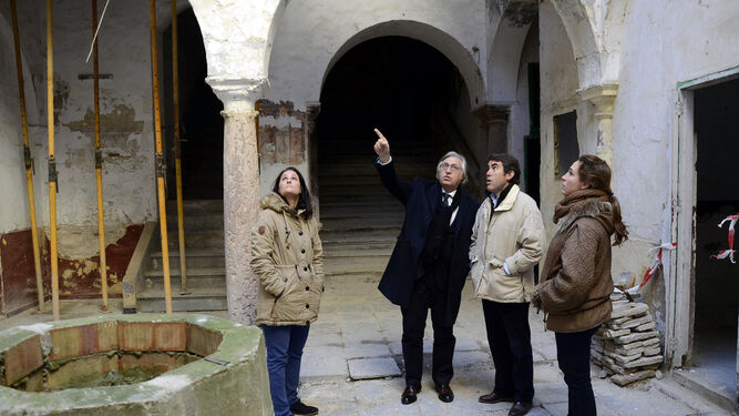 El delegado de Cultura, Francisco Camas, inspeccionando el estado del Palacio en la reciente visita.