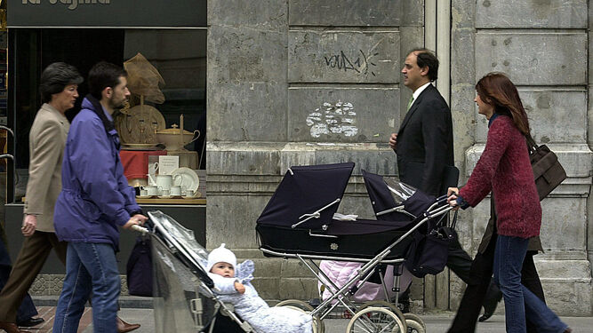 Un hombre, paseando con un bebé.