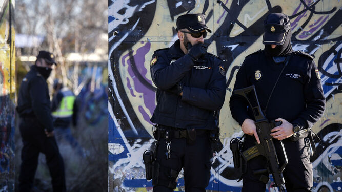 Agentes de Policía, en las inmediaciones donde se detuvieron a los presuntos yihadistas de Madrid.