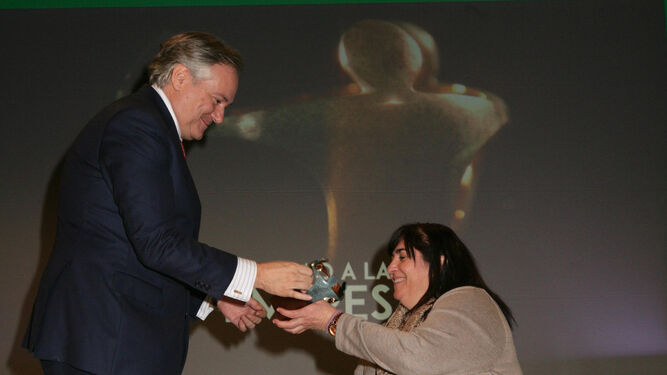 Adrián García, director territorial Zona Centro de Telefónica España, recibe el galardón de manos de Mayte Gallego, presidenta del Cermi de Madrid.
