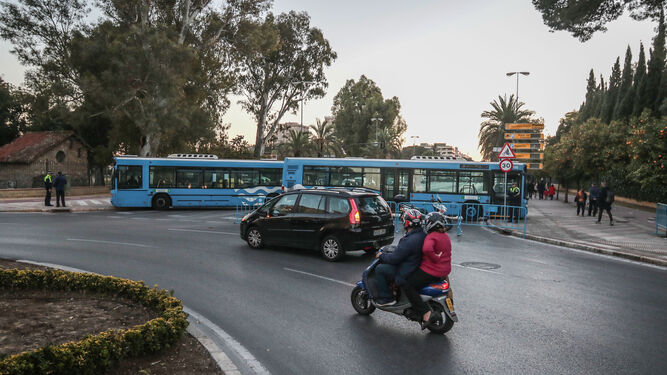 Imagen de los dos autobuses atravesados a la altura de la glorieta Álvaro Domecq.