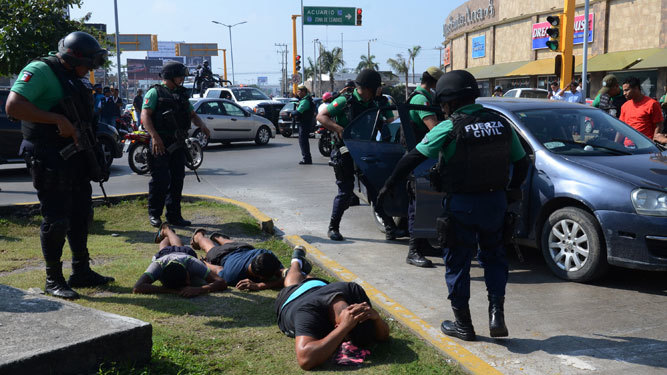 Fuerzas de seguridad realizando detenciones en Veracruz.