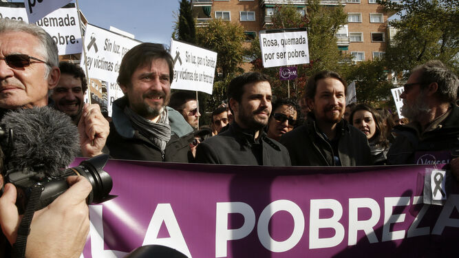 Rafael Mayoral y Pablo Iglesias, con Alberto Garzón entre ambos, en una manifestación contra la pobreza energética.