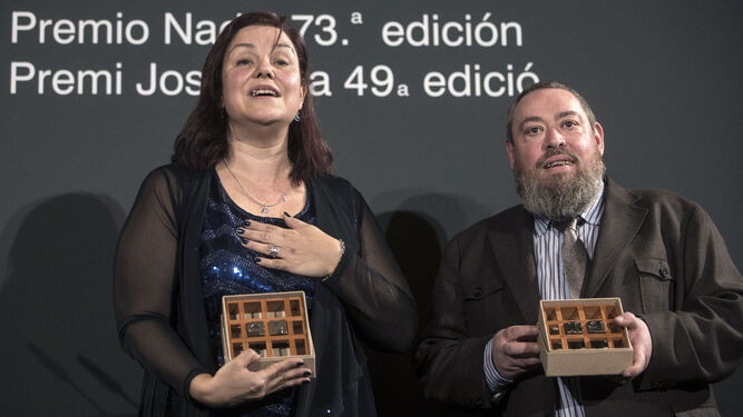 Care Santos, ganadora del 73 Premio Nadal, ayer en Barcelona junto a Xavier Therós, ganador del 49 Premio Josep Pla de prosa en catalán.