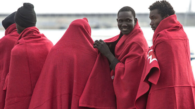 Algunos del medio centenar de inmigrantes subsaharianos que fueron rescatados el pasado día 1 en Málaga.