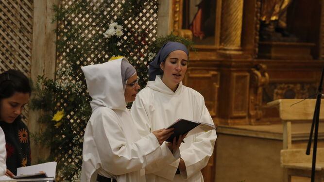 Eliaba, nueva religiosa de las hermanas de Belén, canta la salmodia antes de profesar los votos por un espacio de tiempo de cinco años.