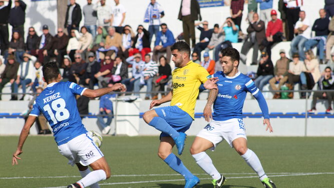 Antonio, de espaldas, y Álvaro Ramírez presionan a un contrario para impedirle que juegue el balón.