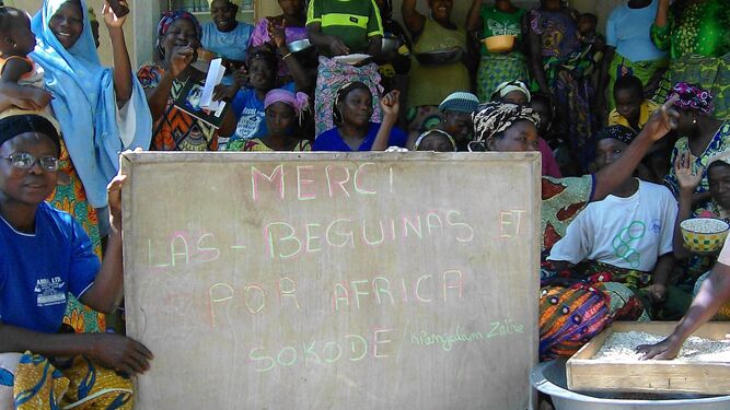 Algunas de las mujeres togolesas del programa Mirando al Sur de 'Las Beguinas' mostrando un cartel de agradecimiento.