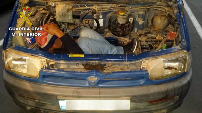 El inmigrante descubierto escondido en el motor de una furgoneta en Almería.