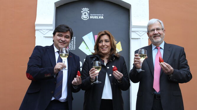 El alcalde de Huelva, Gabriel Cruz; Susana Díaz, y el representante de la Federación Española de Periodistas y Escritores de Turismo Antonio Palacín.