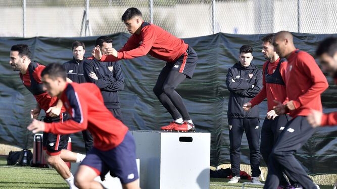 Correa -en el centro- realiza un ejercicio rodeado por otros compañeros, durante la última sesión de entrenamientos del Sevilla.
