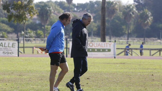Juan Antonio, en un entrenamiento en el Anexo de Chapín junto a Paco Ramírez, segundo técnico azulino.