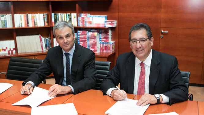 Un momento de la firma del convenio entre José Manuel Lara (i) y Antonio Pulido.