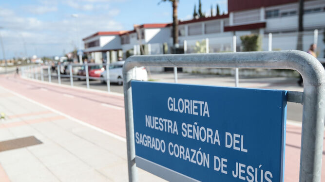 La glorieta dedicada a la Virgen del Sagrado Corazón de Jesús está situada frente al colegio Montealto.