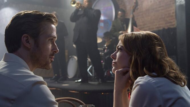 Ryan Gosling y Emma Stone en un fotograma de la cinta dirigida por Damien Chazelle.