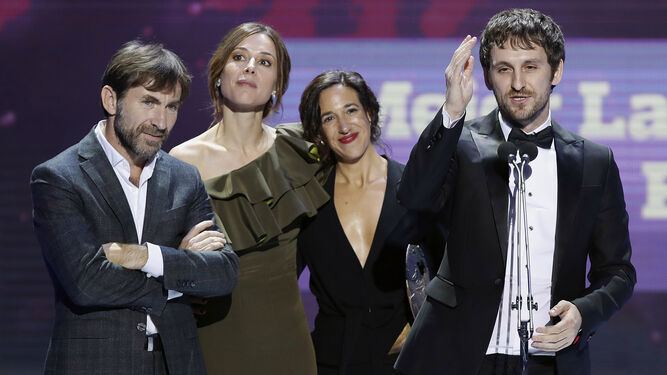 Raúl Arévalo, con su premio a mejor película, rodeado por los actores de 'Tarde para la ira' Antonio de la Torre y Ruth Díaz.