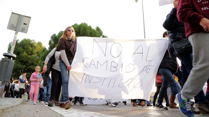 Una de las protestas de los padres y madres del colegio de La Paz.