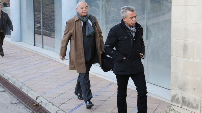 José Luis López, a la derecha, caminando hacia la Sección Octava de la Audiencia Provincial.