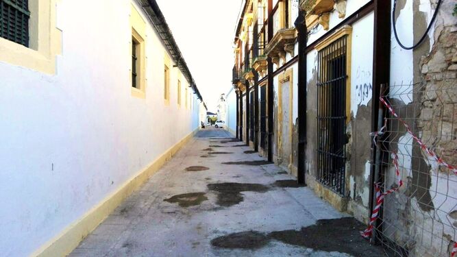 Imagen de la calle San Blas sin los puntales que sostenían el edificio de la derecha.