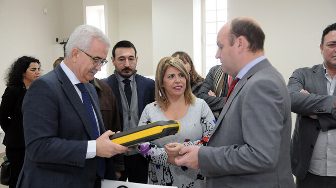 El vicepresidente andaluz y la alcaldesa visitaron ayer la empresa Bextom.