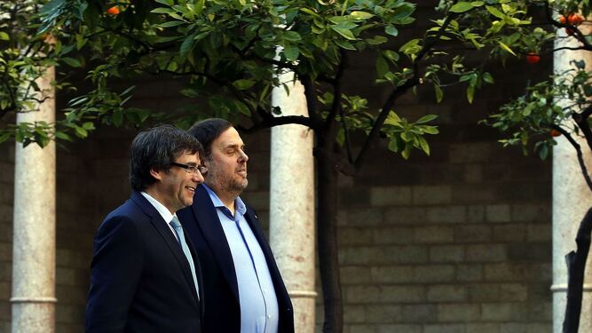 El presidente de la Generalitat, Carles  Puigdemont, y su vicepresidente, Oriol Junqueras.