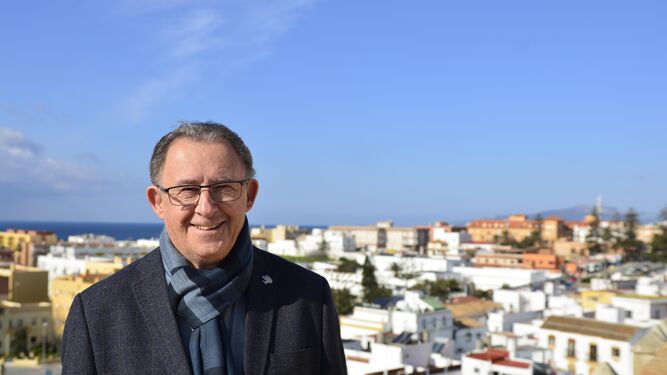 Manolo Garrido, con las vistas de su ciudad de Tarifa detrás.