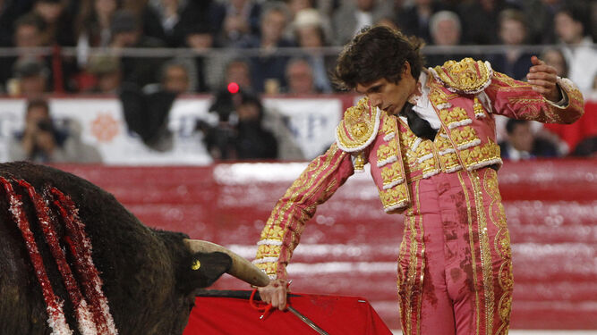 Castella cita para un muletazo a su segundo toro de la tarde en la Monumental de México.