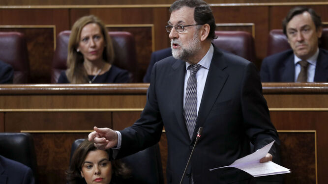 Rajoy responde en la sesión de control.