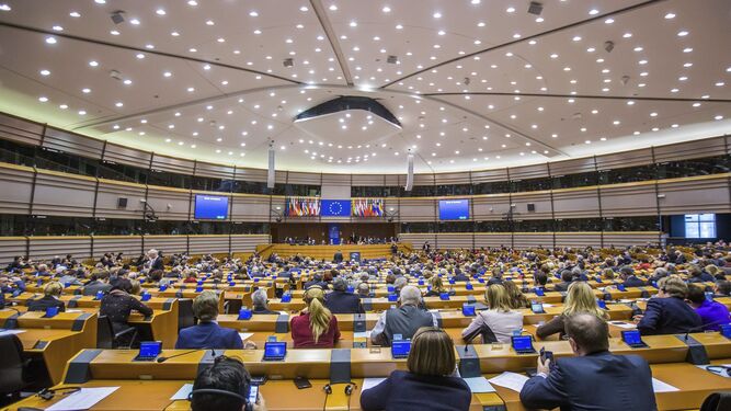 Los eurodiputados escuchan la intervención del presidente del Parlamento Europeo, Antonio Tajani.