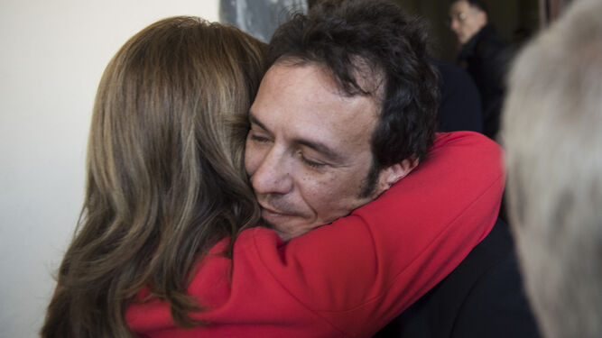 Susana Díaz y José María González se abrazan al término del encuentro en el Ayuntamiento.