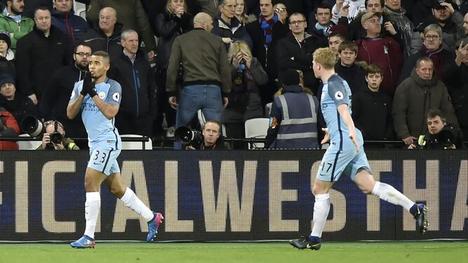 Gabriel Jesús celebra el tercer gol del Manchester City mientras De Bruyne acude a su encuentro.