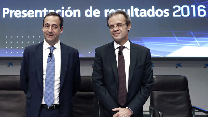 El presidente de CaixaBank, Jordi Gual (d), y el consejero delegado de la entidad, Gonzalo Cortázar.
