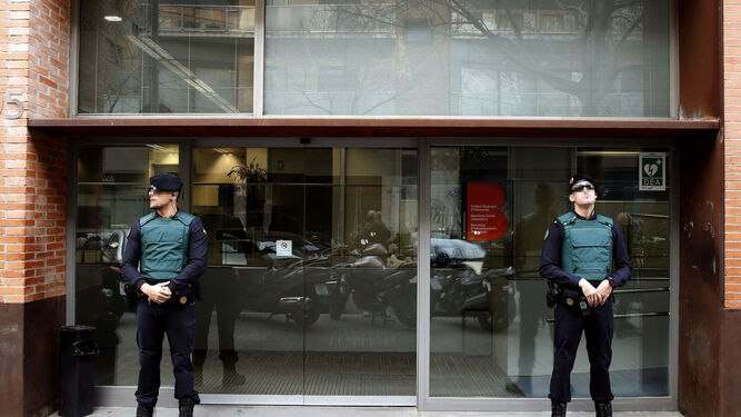 Agentes de la Guardia Civil custodian la entrada de la sede de Bimsa en el registro efectuado dentro de la 'Operación Pika'.