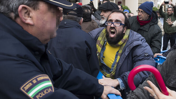 Momento de la algarada por la fugaz retención de uno de los manifestantes.